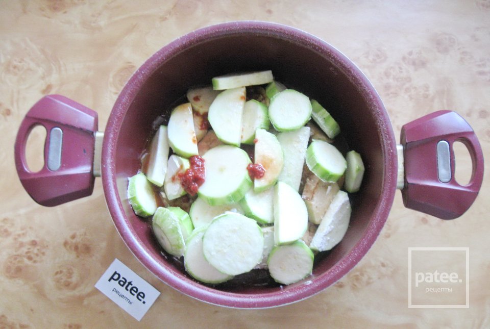 Куриная грудка с баклажаном и кабачком в соусе - Шаг 7