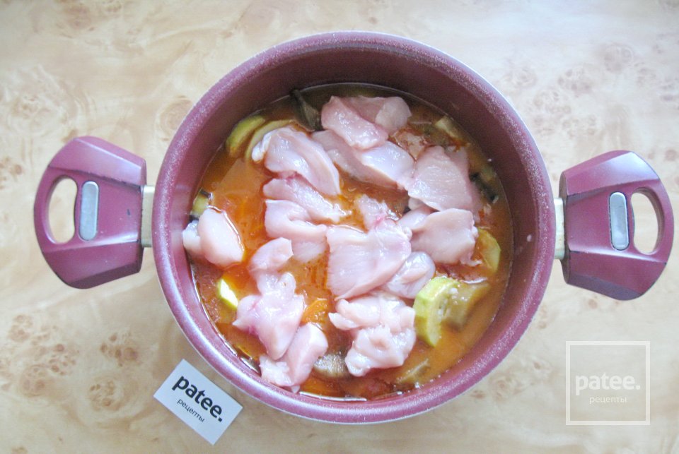 Куриная грудка с баклажаном и кабачком в соусе - Шаг 9