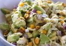 Салат с авокадо, курицей и кукурузой