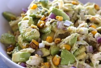 Салат с авокадо, курицей и кукурузой