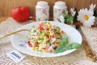 Салат с крабовыми палочками и яичными блинчиками