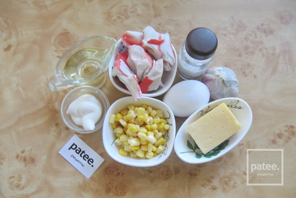 Салат с крабовыми палочками и яичными блинчиками - Шаг 1