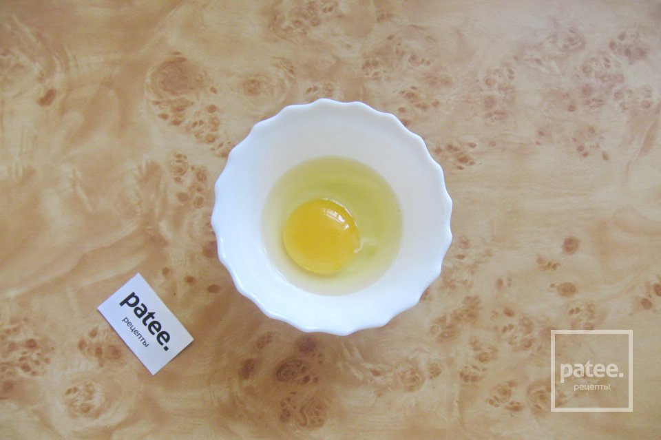 Салат с крабовыми палочками и яичными блинчиками - Шаг 2