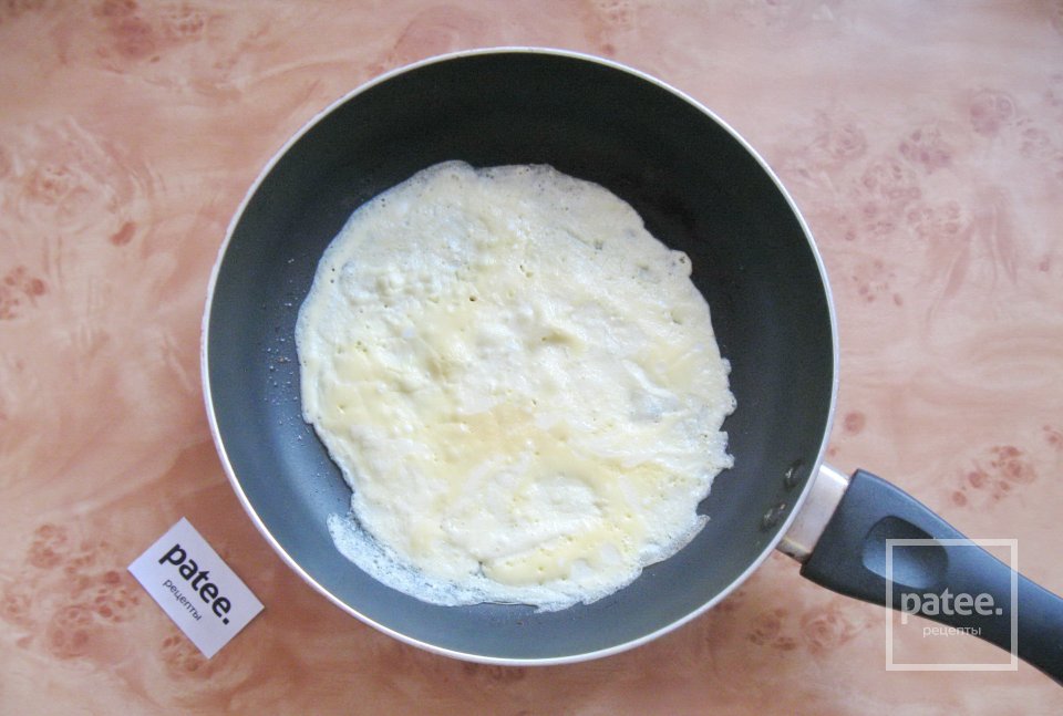 Салат с крабовыми палочками и яичными блинчиками - Шаг 5