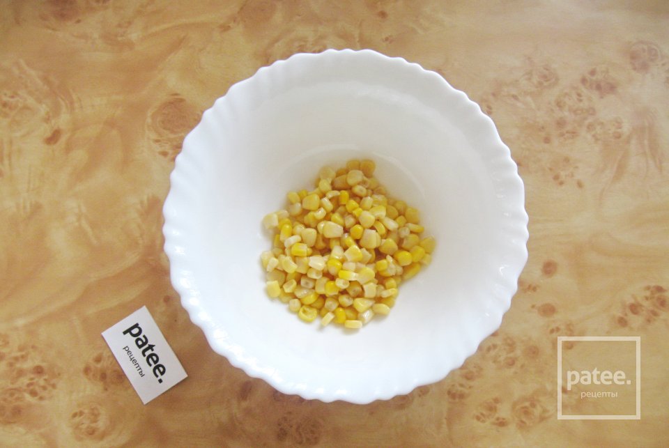 Салат с крабовыми палочками и яичными блинчиками - Шаг 6