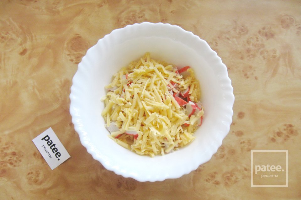 Салат с крабовыми палочками и яичными блинчиками - Шаг 8