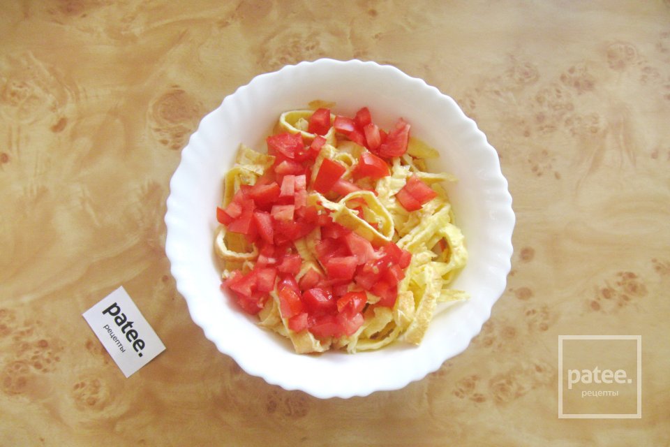 Салат с крабовыми палочками и яичными блинчиками - Шаг 10