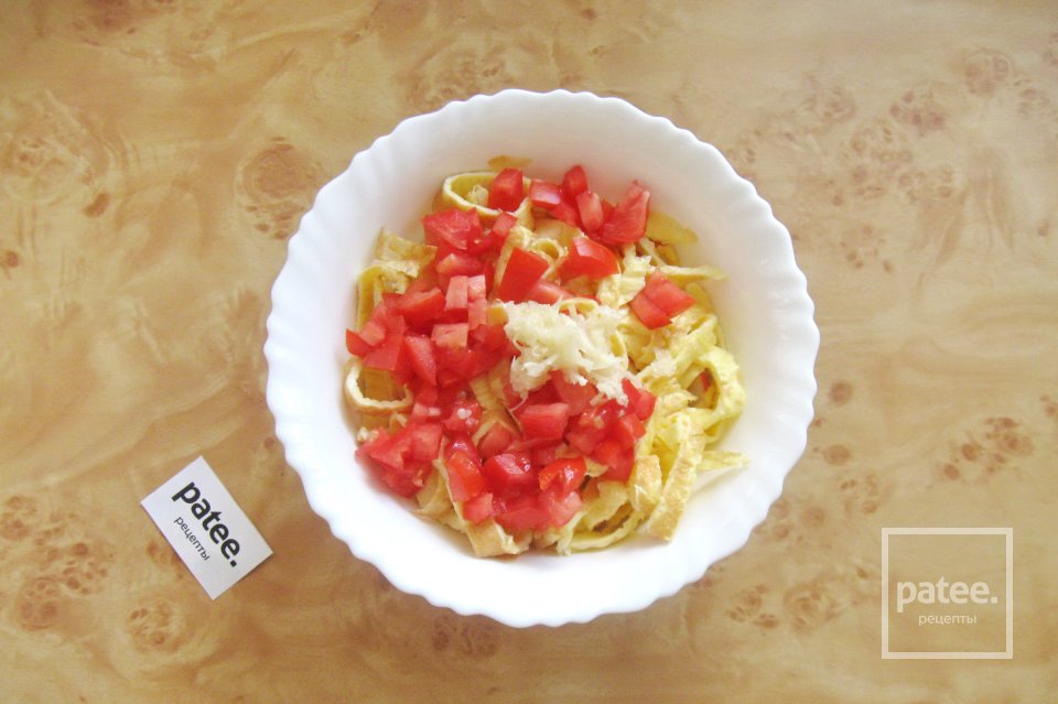 Салат с крабовыми палочками и яичными блинчиками - Шаг 11