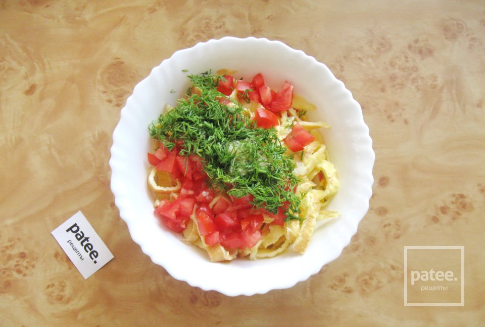 Салат с крабовыми палочками и яичными блинчиками - Шаг 12