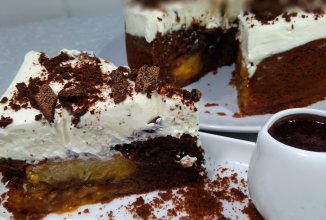 Персиковый пирог с шоколадом и сметанным кремом