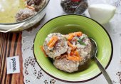 Биточки мясные в сметанном соусе с морковью