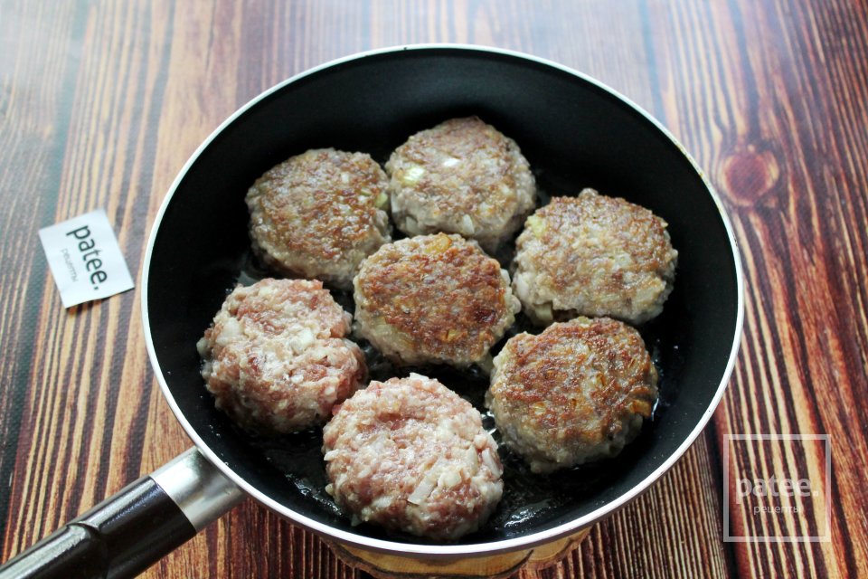 Биточки мясные в сметанном соусе с морковью - Шаг 7