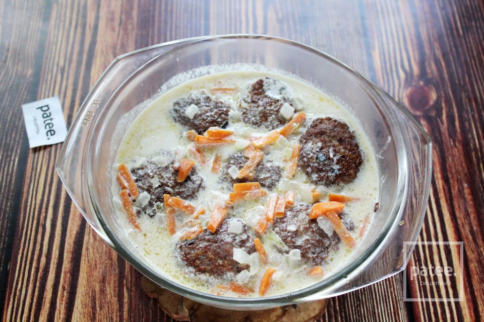 Биточки мясные в сметанном соусе с морковью - Шаг 11
