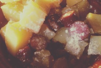 Картофель с охотничьими колбасками в горшочках.