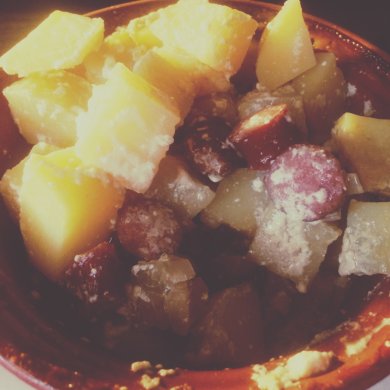 Картофель с охотничьими колбасками в горшочках.