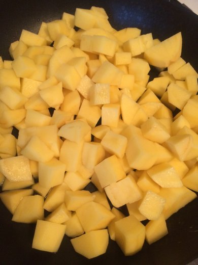 Картофель с охотничьими колбасками в горшочках. - Шаг 1