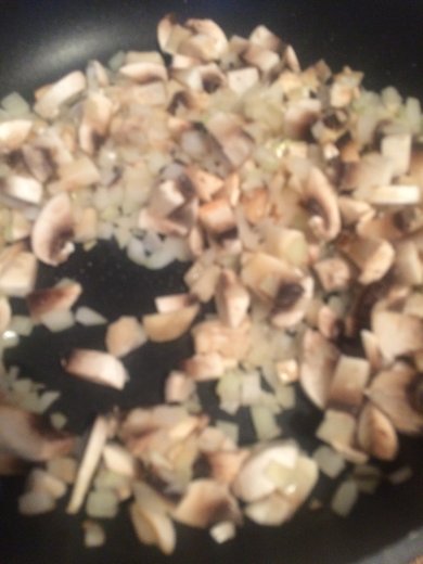 Картофель с охотничьими колбасками в горшочках. - Шаг 2