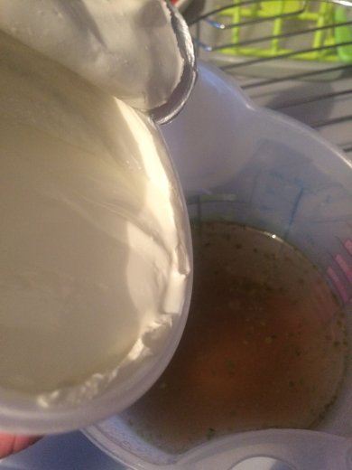 Картофель с охотничьими колбасками в горшочках. - Шаг 3