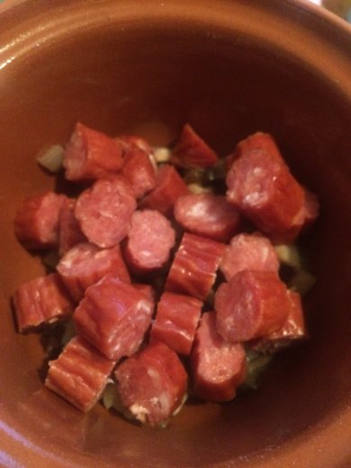 Картофель с охотничьими колбасками в горшочках. - Шаг 6