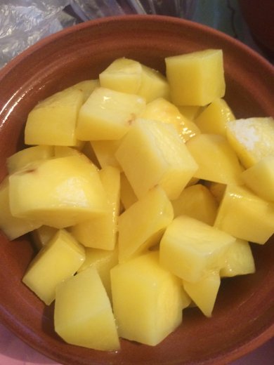 Картофель с охотничьими колбасками в горшочках. - Шаг 7