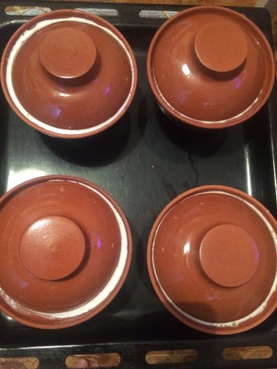 Картофель с охотничьими колбасками в горшочках. - Шаг 9