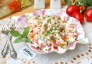 Салат с колбасой, помидором и зеленым горошком