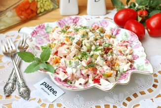 Салат с колбасой, помидором и зеленым горошком