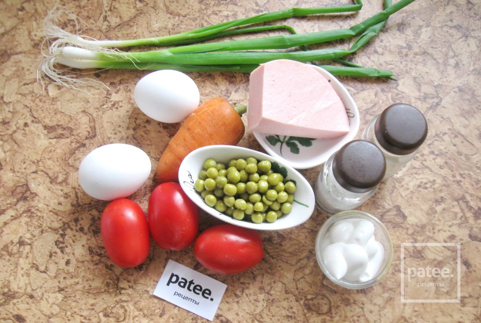 Салат с колбасой, помидором и зеленым горошком - Шаг 1