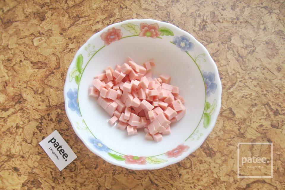 Салат с колбасой, помидором и зеленым горошком - Шаг 2