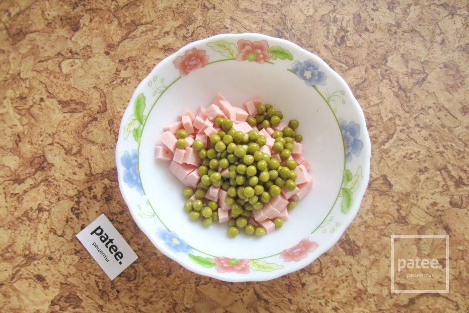 Салат с колбасой, помидором и зеленым горошком - Шаг 3