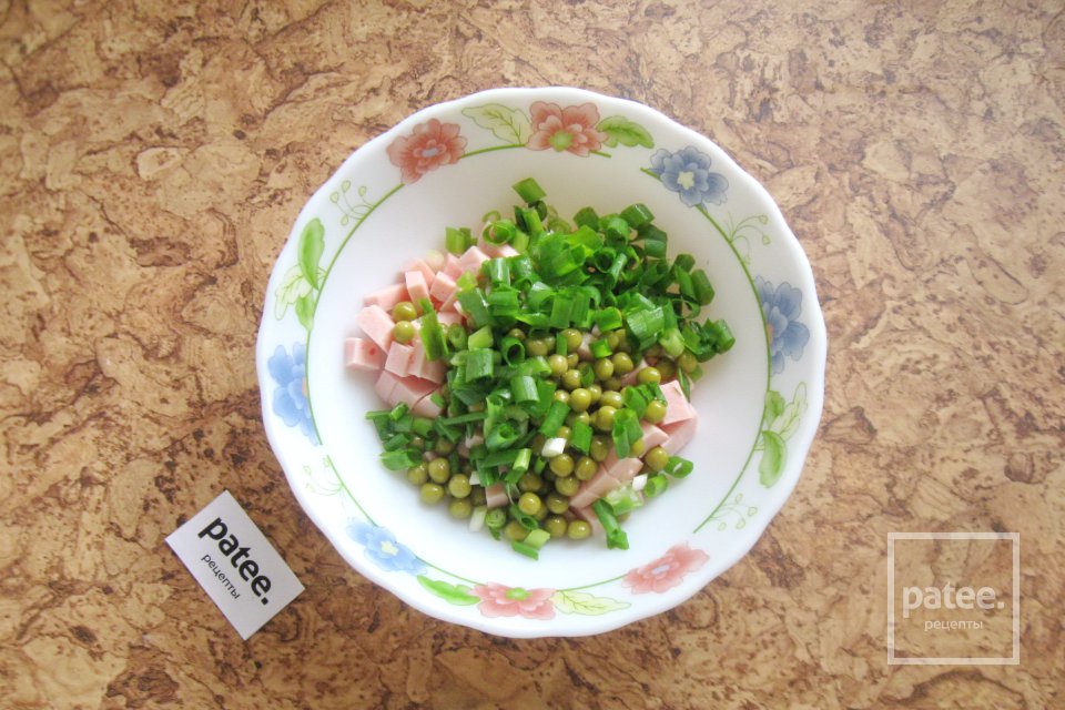 Салат с колбасой, помидором и зеленым горошком - Шаг 4