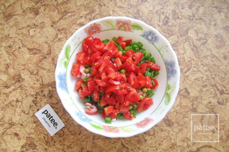Салат с колбасой, помидором и зеленым горошком - Шаг 5
