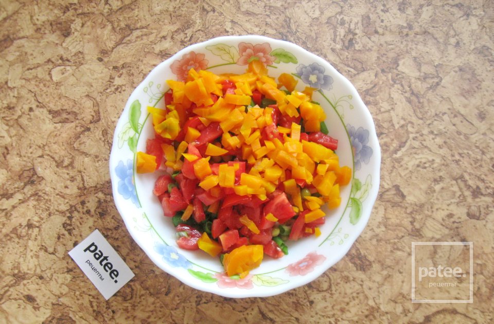 Салат с колбасой, помидором и зеленым горошком - Шаг 6