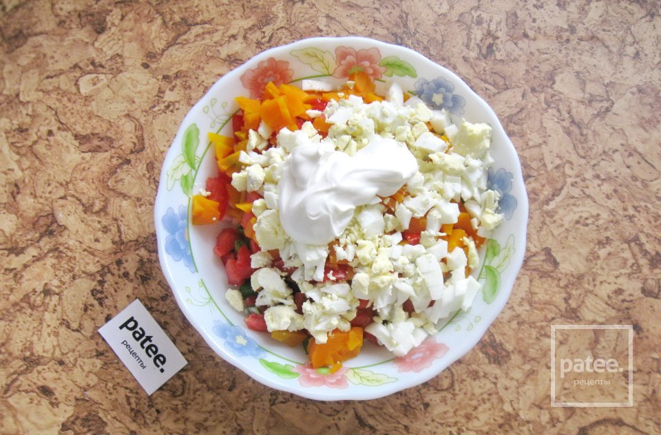 Салат с колбасой, помидором и зеленым горошком - Шаг 8