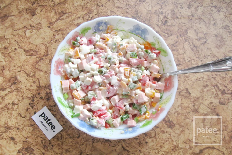 Салат с колбасой, помидором и зеленым горошком - Шаг 9