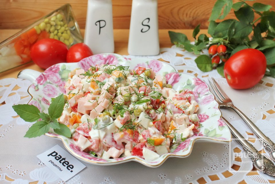 Салат с колбасой, помидором и зеленым горошком - Шаг 10