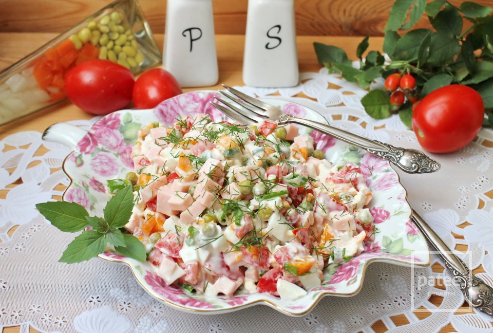 Салат с колбасой, помидором и зеленым горошком - Шаг 11