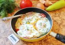Яичница с перцем, помидорами и луком