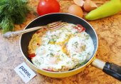 Яичница с перцем, помидорами и луком
