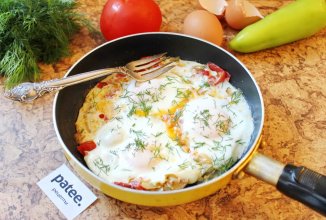 Яичница с перцем, помидорами и луком