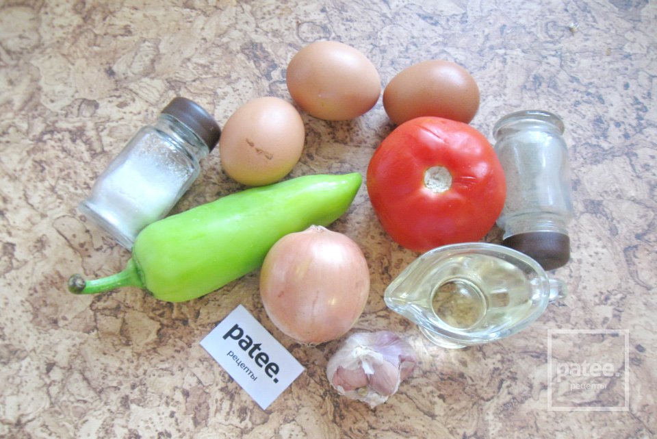 Яичница с перцем, помидорами и луком - Шаг 1