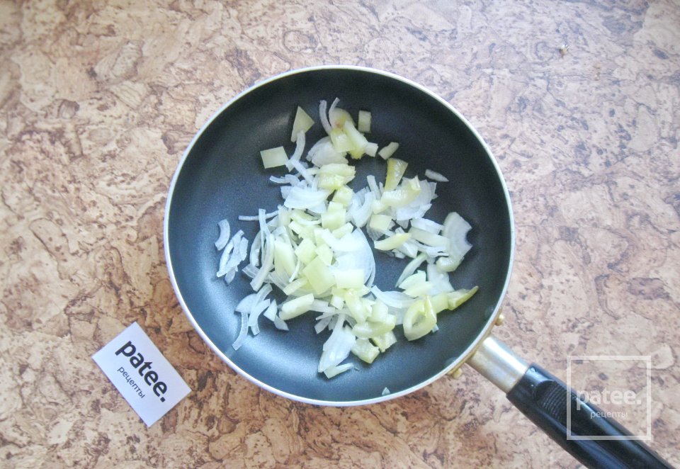 Яичница с перцем, помидорами и луком - Шаг 3