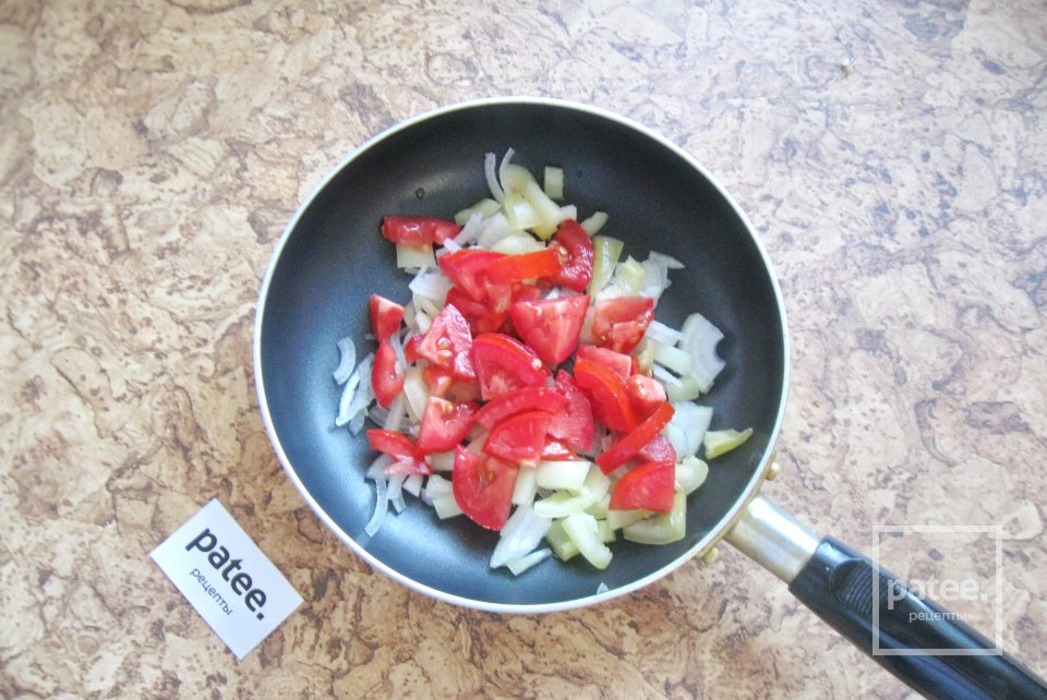 Яичница с перцем, помидорами и луком - Шаг 4