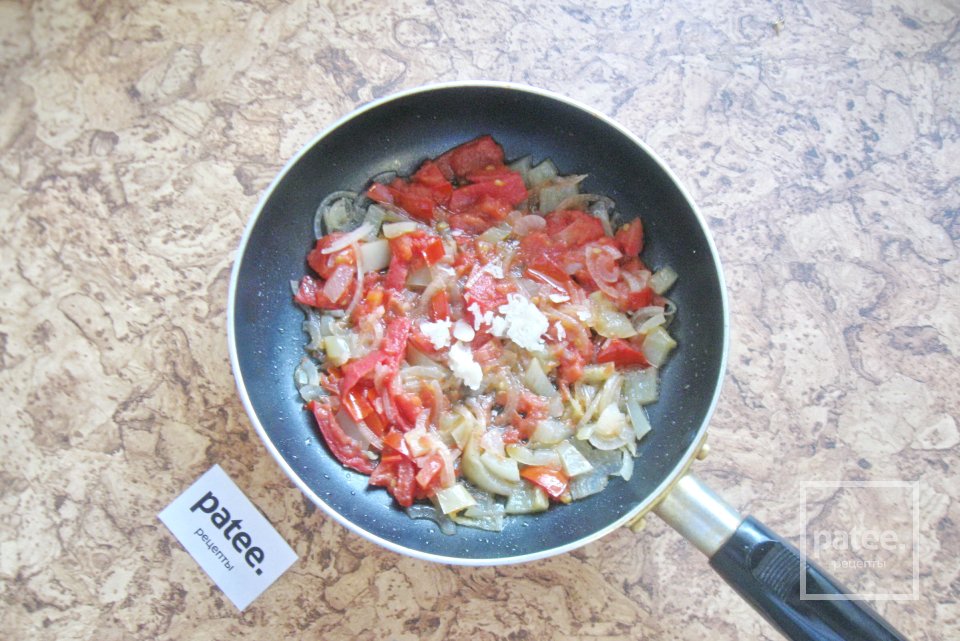 Яичница с перцем, помидорами и луком - Шаг 6