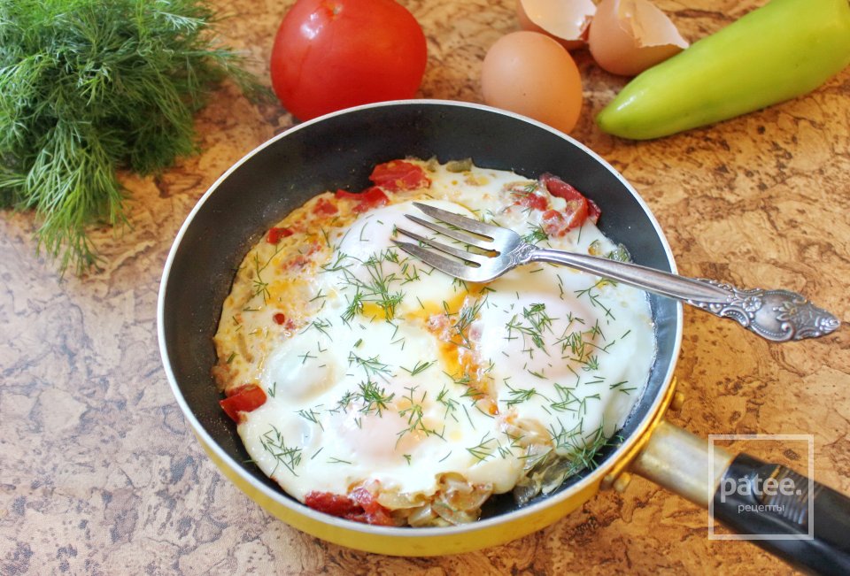 Яичница с перцем, помидорами и луком - Шаг 10