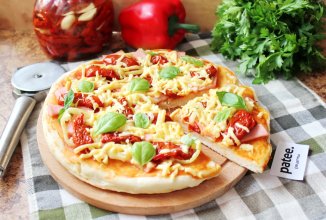 Пицца с вялеными помидорами