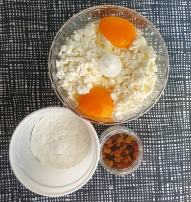 ПП творожная запеканка с изюмом - Шаг 1