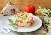 Салат с курицей, помидором и сыром