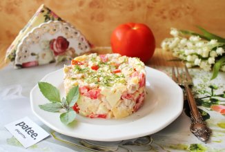 Салат с курицей, помидором и сыром