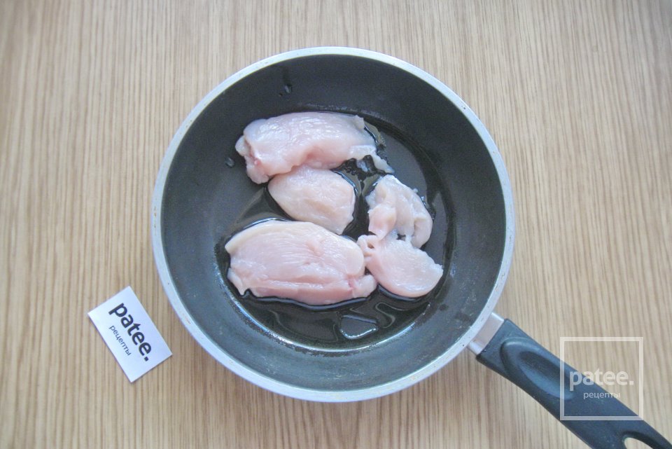 Салат с курицей, помидором и сыром - Шаг 2